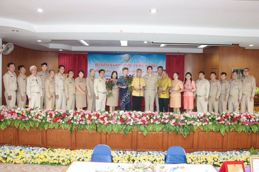 เทศบาลเมืองยโสธร จัดพิธีมอบโล่เกียรติคุณผู้เกษียณอายุราชการ ประจำปี 2567